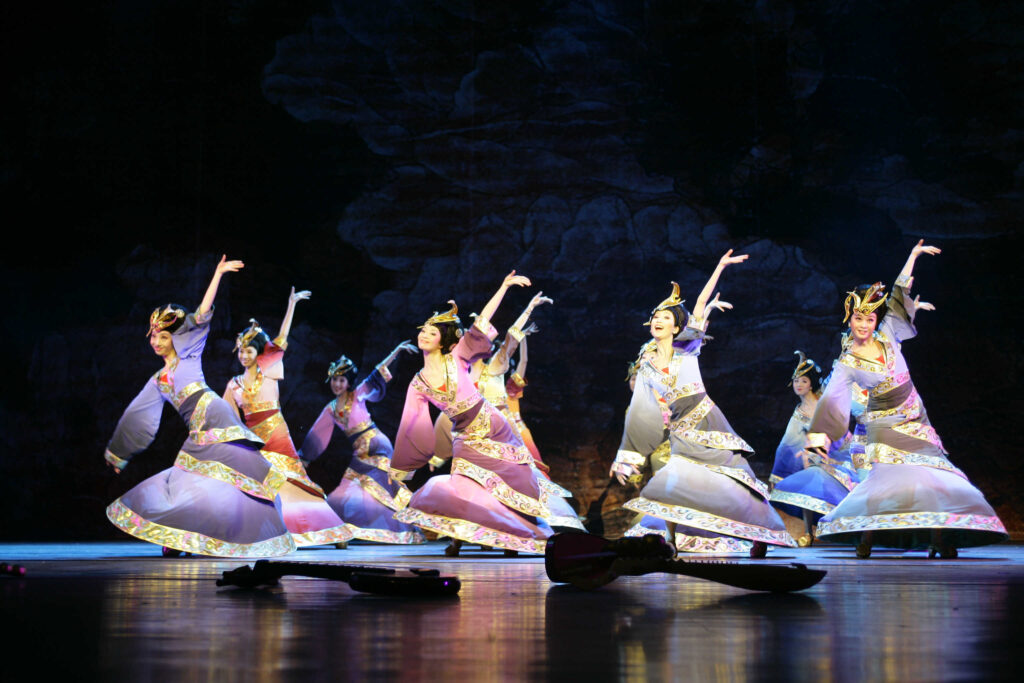 Exploration of Multidimensional Inheritance and Innovative Development Paths for Traditional Dance in Folk Contexts