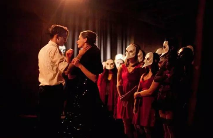 Research on the Innovative Application of Immersive Theatre in College Film and Television Performance Teaching