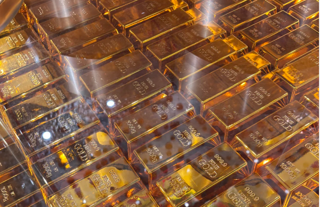 Gold Tumbles Below $4,200, Hits Near Three-month Low on Rate Fears
