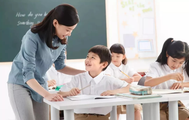 What Makes Teachers Stay: A Study on the Influence Mechanism of the Attractiveness of the Teaching Profession in the Dual Context of Digital Intelligence and Student Cultivation Reform